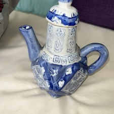 Chinese Oriental Porcelain 7 3/8in Tea Saki Pot angular shape flow blue on white