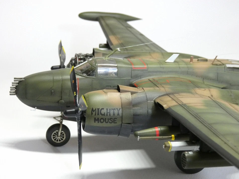 ICM 48280 - B-26K con pilotos de la USAF - Kit modelo escala 1:48 Foto 4 de 4