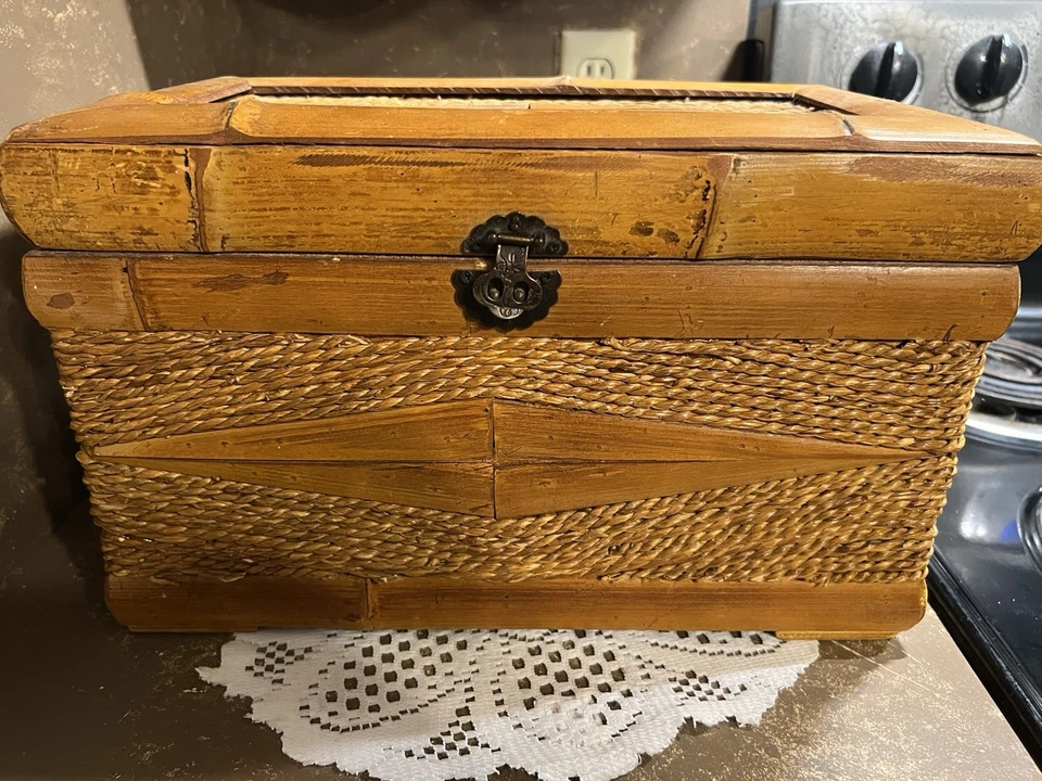 Cofre de ratán de bambú asiático de colección con asas Foto 3 de 4