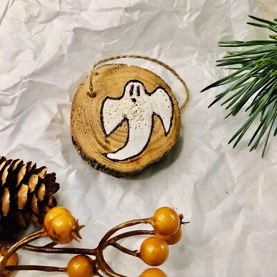 Handgefertigte Halloween Deko aus Holz mit bemaltem Geist