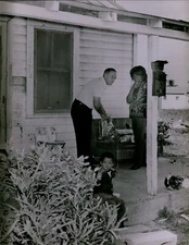 LG861 1973 Original Roy Bartley Photo THE BREAD MAN Delivering Loves to House