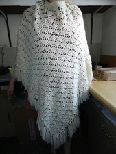Poncho mti Fransen  Häkel Handmade Dreieckstuch Handarbeit cremfarben