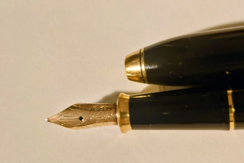 Cross Townsend Black Lacquer Fountain Pen 14K Gold Nib M - Bild 4 von 4