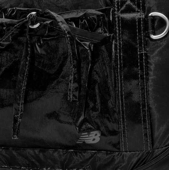 [NEWBALANCE] グロッシーリボンダッフルバッグ DST Black New Balance Glossy Ribbon Duffle Bag - DST BLACK / Gym