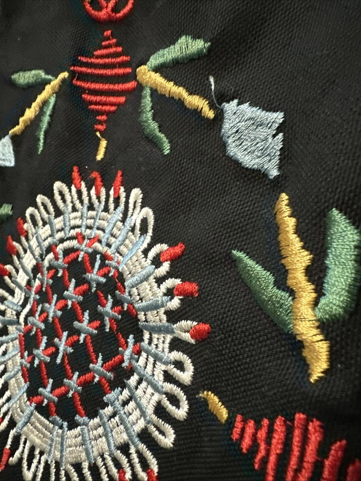 Funda Cojín Almohada Ikea VINTERFINT 16x 23" Bordada, Negra Floral, NUEVA Foto 3 de 4