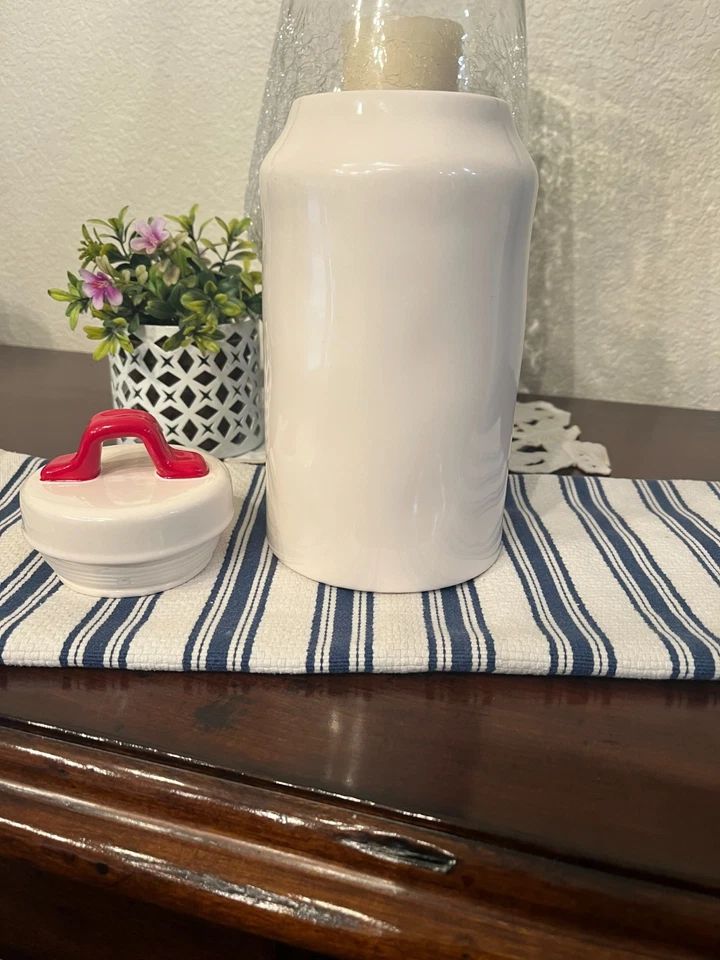 Bote alto de cerámica blanco RAE DUNN con emblema de corazón y mango de tapa roja almacenamiento Foto 3 de 4