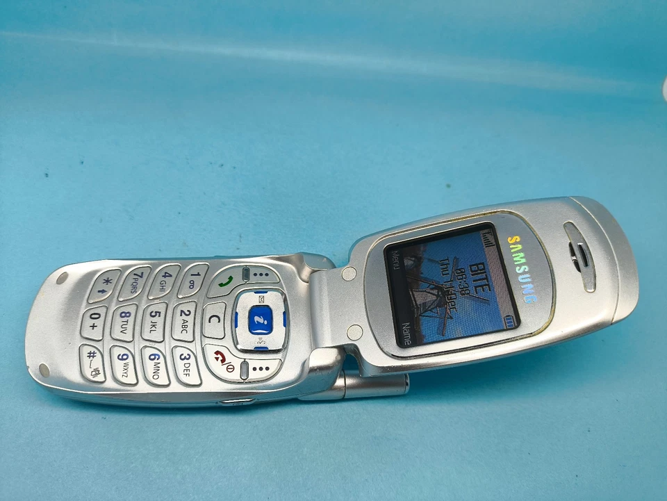 Samsung SGH E600 Silver (Unlocked) Mobile Phone - Image 2 of 4