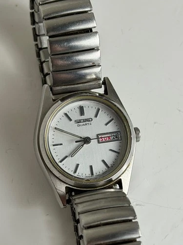 Vintage Seiko 5 Automatic Day/Date Ladies Bracelet Watch - Works