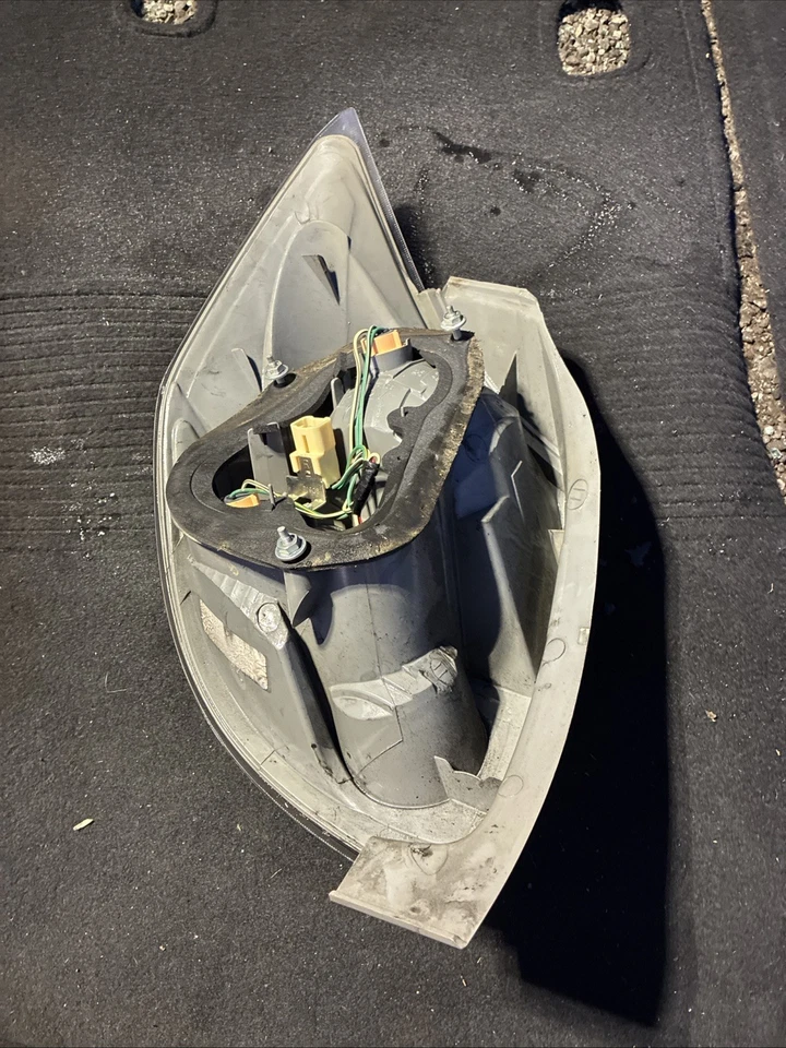 Luz trasera lado pasajero Toyota Matrix 2005-2008 Foto 2 de 4