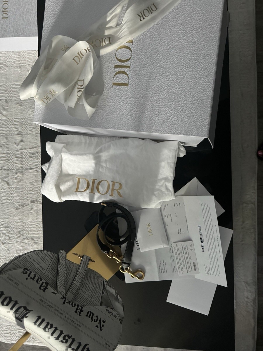 サドルに新しい風！集めたくなる Dior Newspaper Saddle バッグ Dior Saddle Bag with Strap White and Black Calfskin with