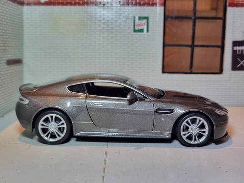 Modelo de coche Aston Martin Vantage V12 plateado James Bond 24017 Welly escala 1:24 - Imagen 5 de 11