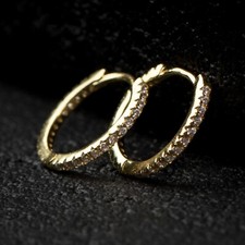 Pendientes de aro Huggie de circonita cúbica helada con poste de plata esterlina delgados de oro para hombre
