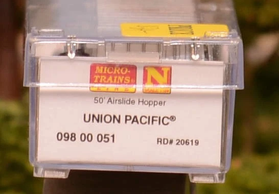 MicroTrains 098 00, N Scale, Air slide 2-bay rib side covered hopper, UP 20619 - Image 3 of 3