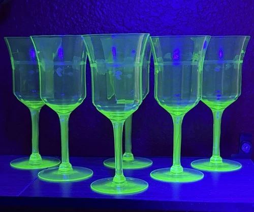 Vtg Set 6 Green Uranium Glows Etched Flower Wine Glass Green Depression Glasses