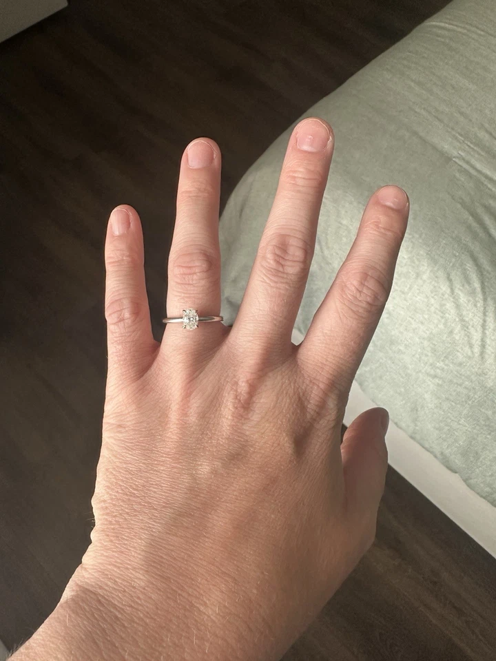 Anillo de compromiso solitario ovalado 0,7 quilates, acento puente zafiro  Foto 3 de 4