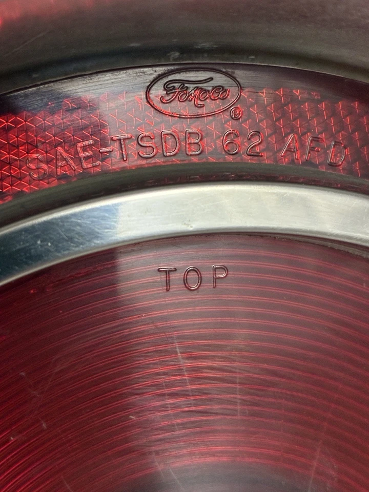 62 MONTAJE DE LUCES TRASERAS FORD COUNTRY SQUIRE WAGON, BISEL, LENTE, CARCASA, ZÓCALO, TORNILLOS Foto 3 de 4