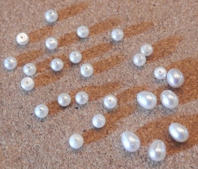 Echte Süßwasserperlen 26 insgesamt vorgebohrt 4,5 mm & 5,5 mm