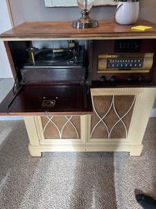 1940-1950 Victrola Record Player and Radio Cabinet