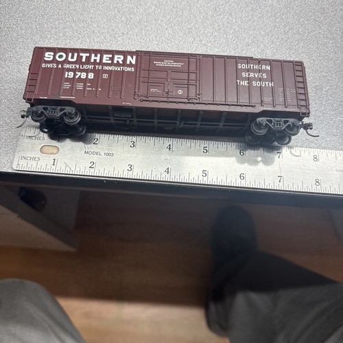 Coche de carga HO Athearn Southern de 50 pies 19788 da luz verde eslogan Athearn | Condition: Used