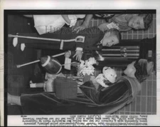 1957 Press Photo John Perry's Present to Queen Elizabeth