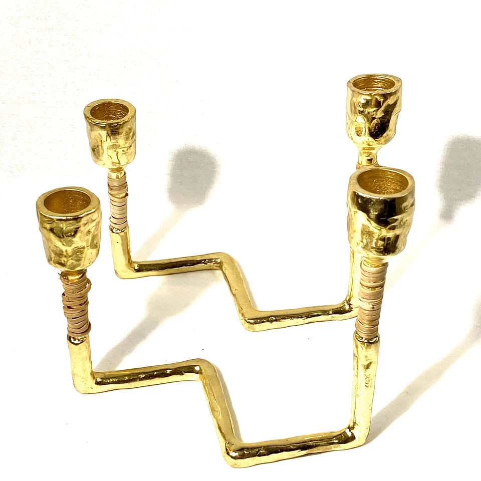 Castiçais Anthropologie texturizados Lara ouro metal com envoltório de vime, 2 peças - Imagem 2 de 3