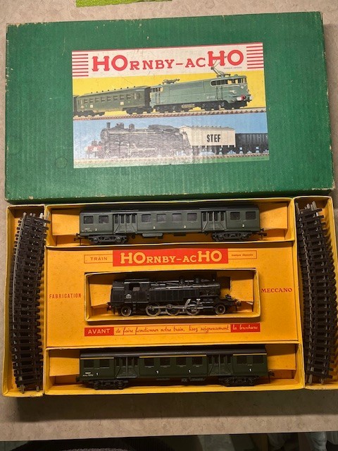 Hornby acHO French Railways (SNCF) Suburban Steam Passenger set - used.