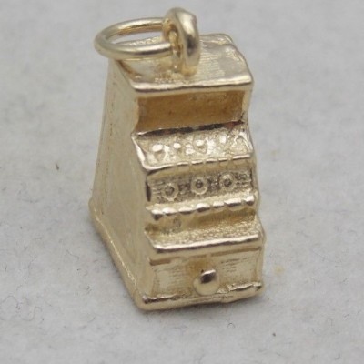 3D 9 KARAT GOLD ANHÄNGER EINER ALTMODISCHEN REGISTRIERKASSE