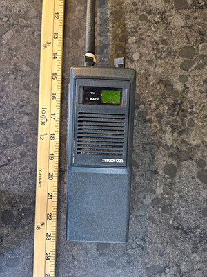 Maxon 27-LP Handheld Walkie Talkie Black Belt Clip Battery Indicator FSK9GL27LP