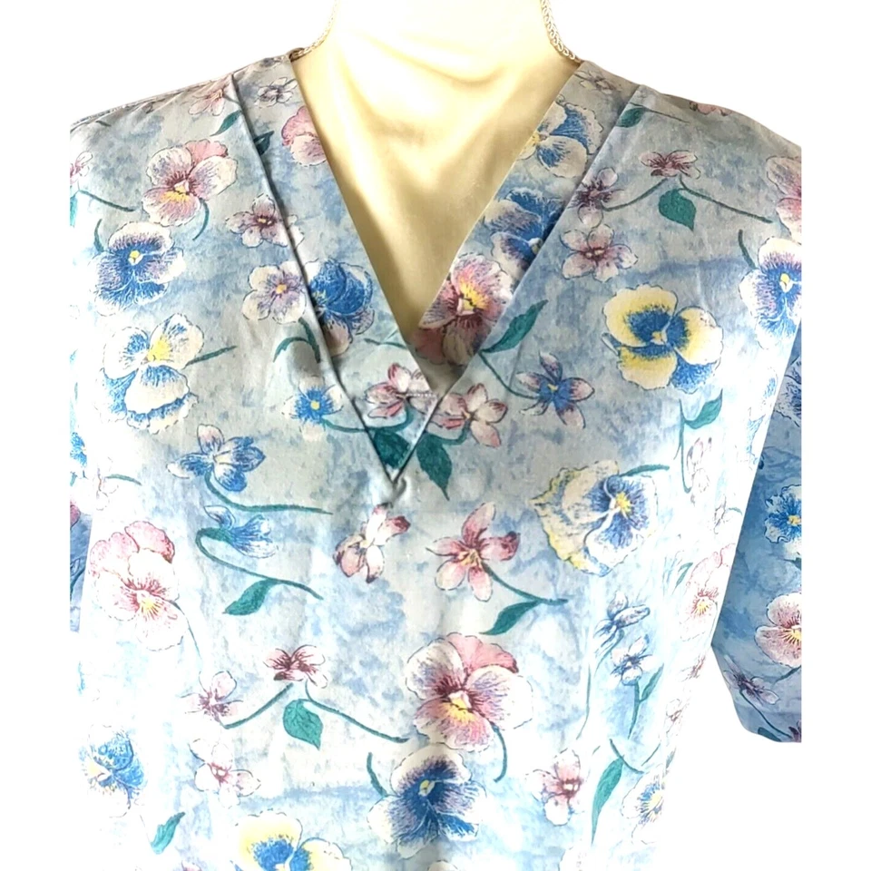 Blusa Médica Fashion Seal Healthcare Talla Mediana Azul Blanco Rosa Pansey Flores Foto 2 de 4