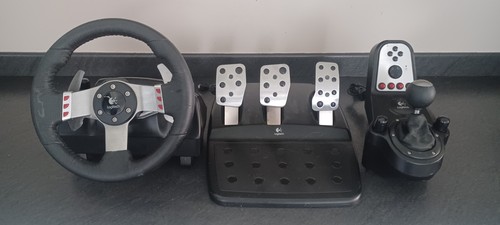 Volante Logitech G27 con pedales y palanca de cambios. Sin fuente de alimentación.