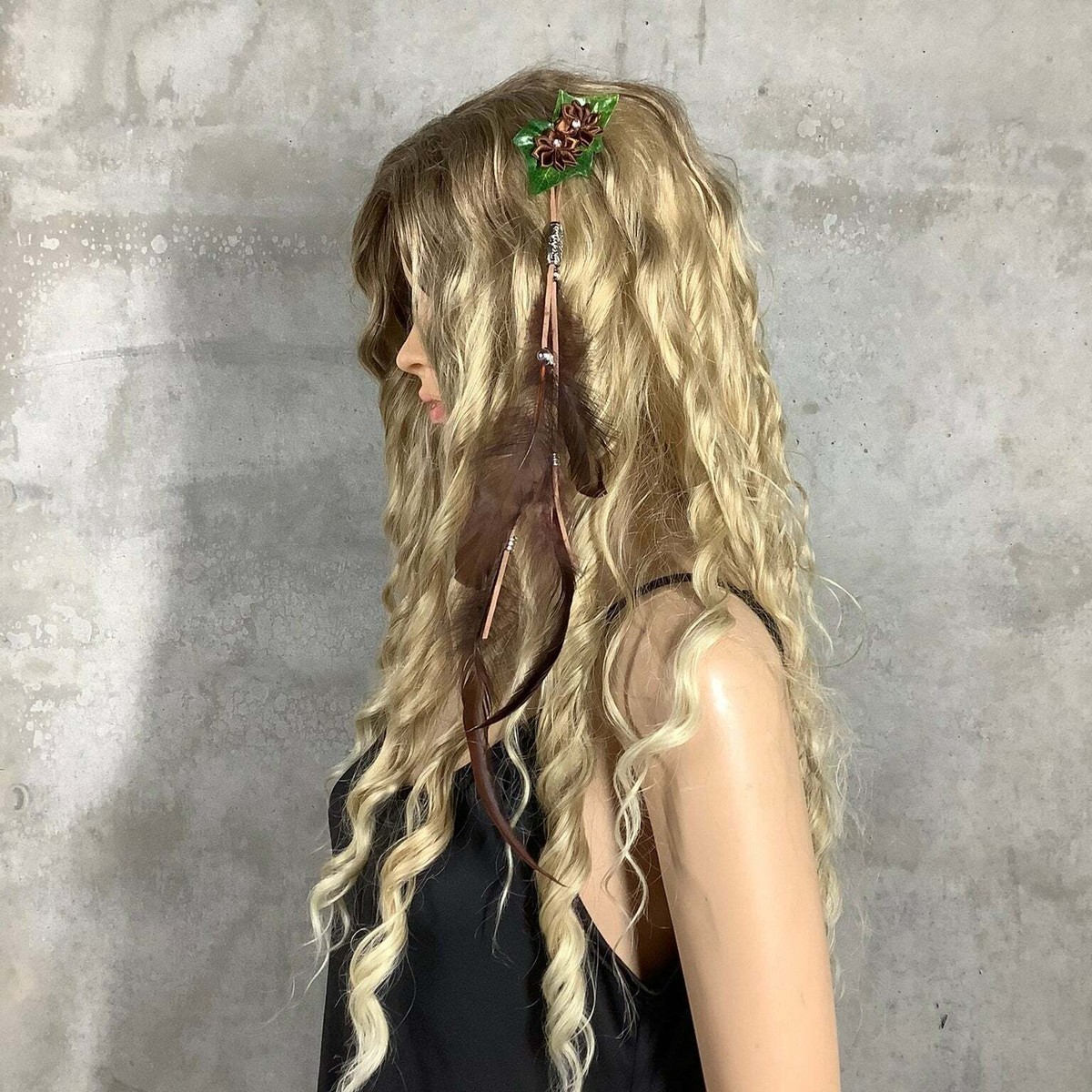 Extension Cheveux Plume Boho Chic – Fleur Gitane Brillante – Pince Tribale Marron – Style Bohème Naturel