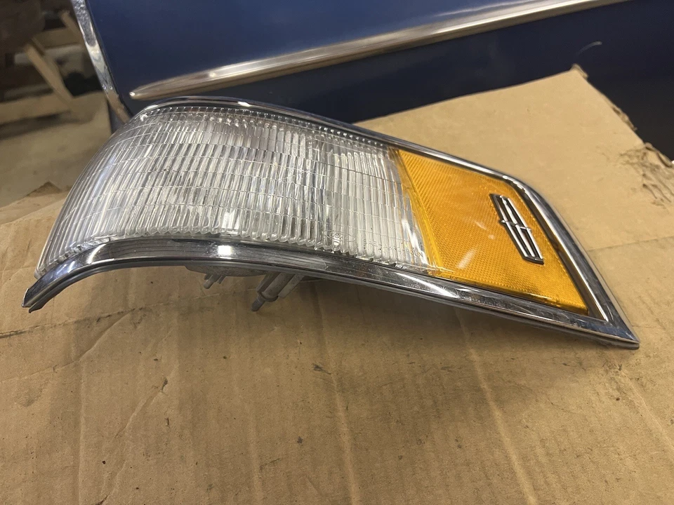 LENTE DE LUZ DE ESTACIONAMIENTO DE ESQUINA LINCOLN TOWNCAR LADO DEL CONDUCTOR FABRICANTE DE EQUIPOS ORIGINALES 1990-1994 Foto 2 de 4