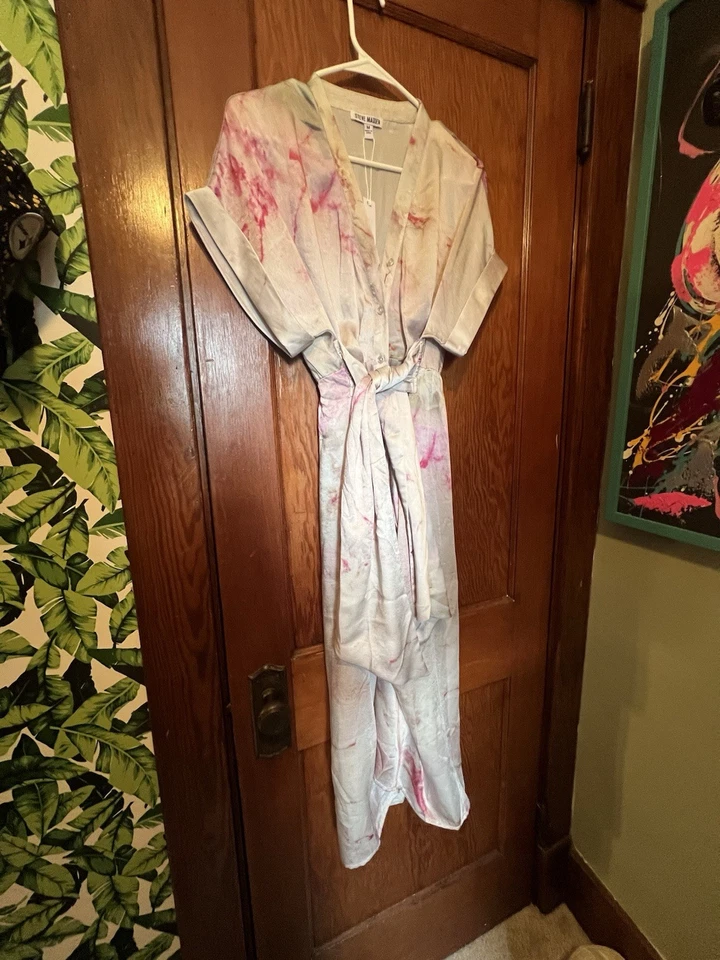 Nuevo con etiquetas Vestido Steve Madden Talla M Rosa Brumosa Satén Cintura Atada Tony Abotonado Foto 3 de 4