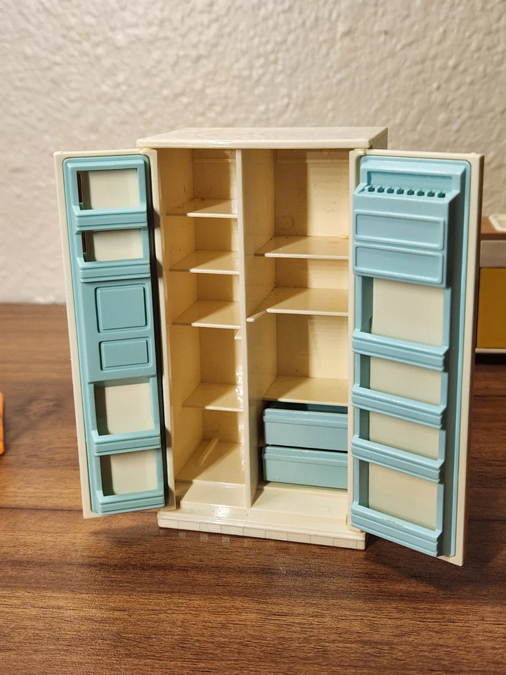 Vintage TOMY Dollhouse Kitchen Lot – Sink Oven Unit, Refrigerator, 3 Chairs –... - Image 4 of 4