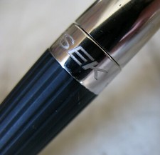 BEAU STYLO BILLE JORG HYSEK EN RESINE NOIRE & CHROME - FINITION GODRONS + ETUI