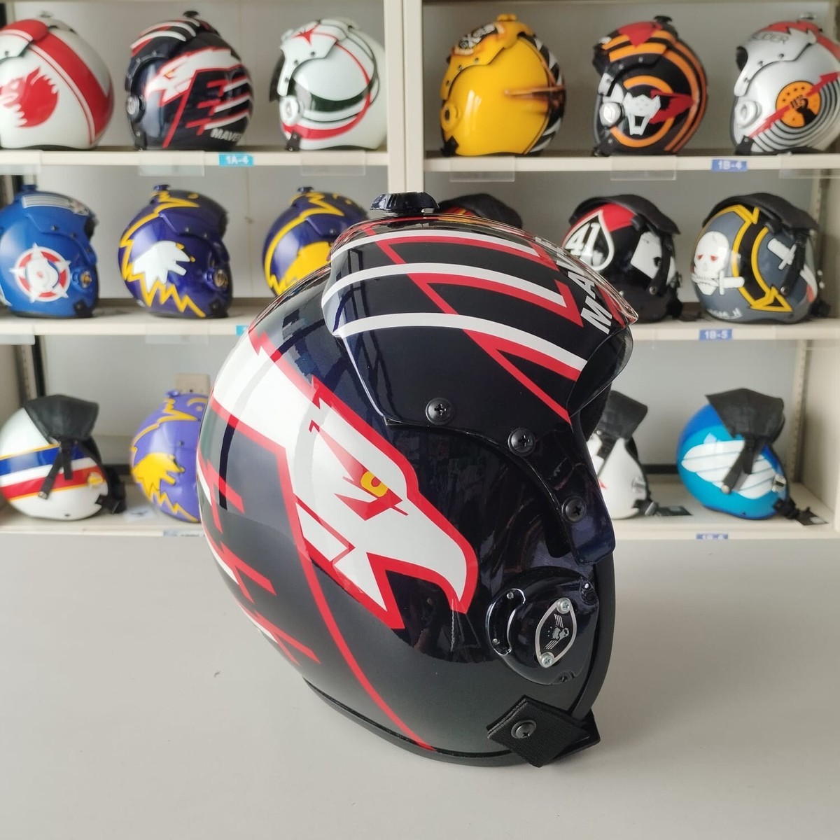 トップガン　マーヴェリック　HGU-33 ヘルメット　ピンバッジ　専用袋　付き トップガン マーヴェリック HGU-33 ヘルメット ピンバッジと専用袋付き