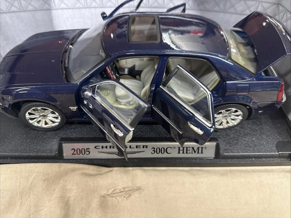 Fairfield 2005 Chrysler 300 Hemi C 1:18 Scale Diecast Model Car Blue 73155 - Image 2 of 4