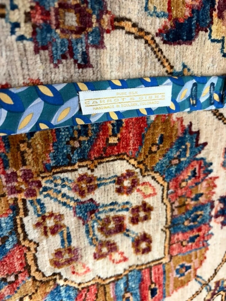 Pajarita de seda Zanahoria & Gibbs azul amarillo geométrica hecha a mano en Colorado Foto 2 de 4