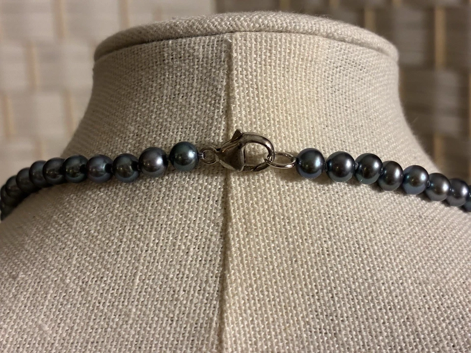 Small Gray Pearl Necklace - Image 4 of 4