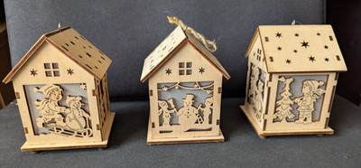 3 x Balsaholz beleuchtete Weihnachtshäuser 8 cm hoch ungeprüft Batterie Baumbehang