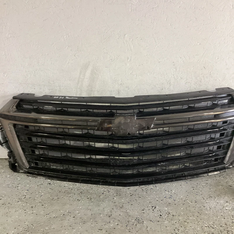 2022 2023 CHEVROLET TRAVERSE FRONT GRILLE BLACK AND GRAY Used OEM 84426604