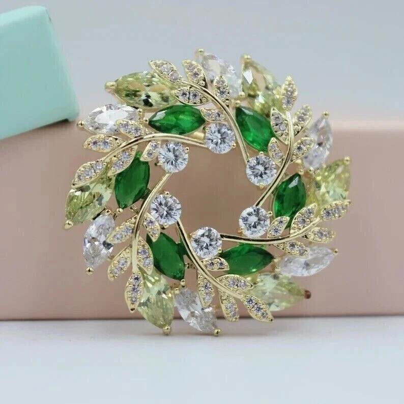 Broche prendedor con racimo circular marquesa esmeralda simulada enchapado en oro amarillo de 14 k Foto 4 de 4