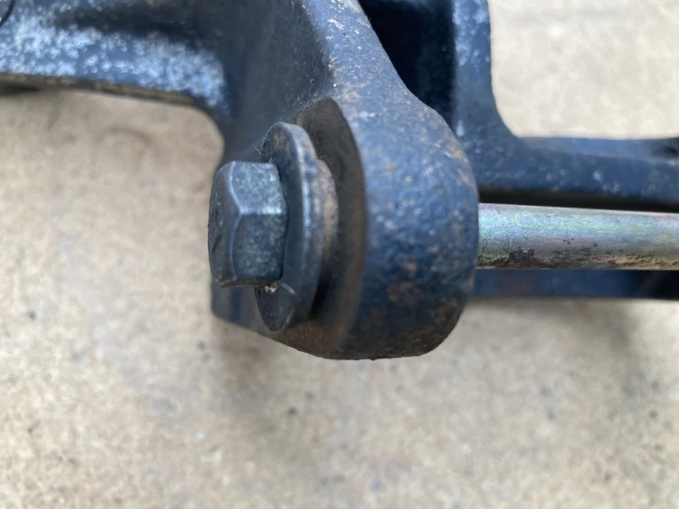 Soporte y pernos de montaje de bomba de smog camioneta Chevy LUV 1972-80, emisiones, usado, OEM Foto 3 de 4