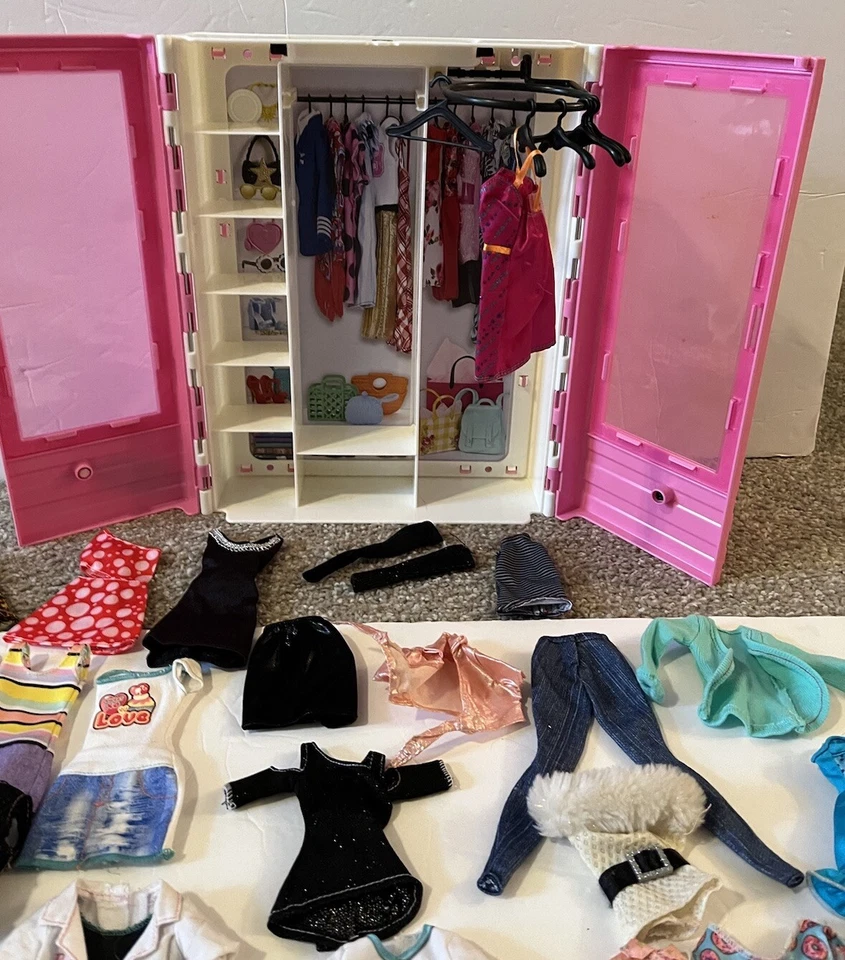 Ropa Barbie Fashionistas 2018 estuche de moda y 78 piezas Foto 3 de 4