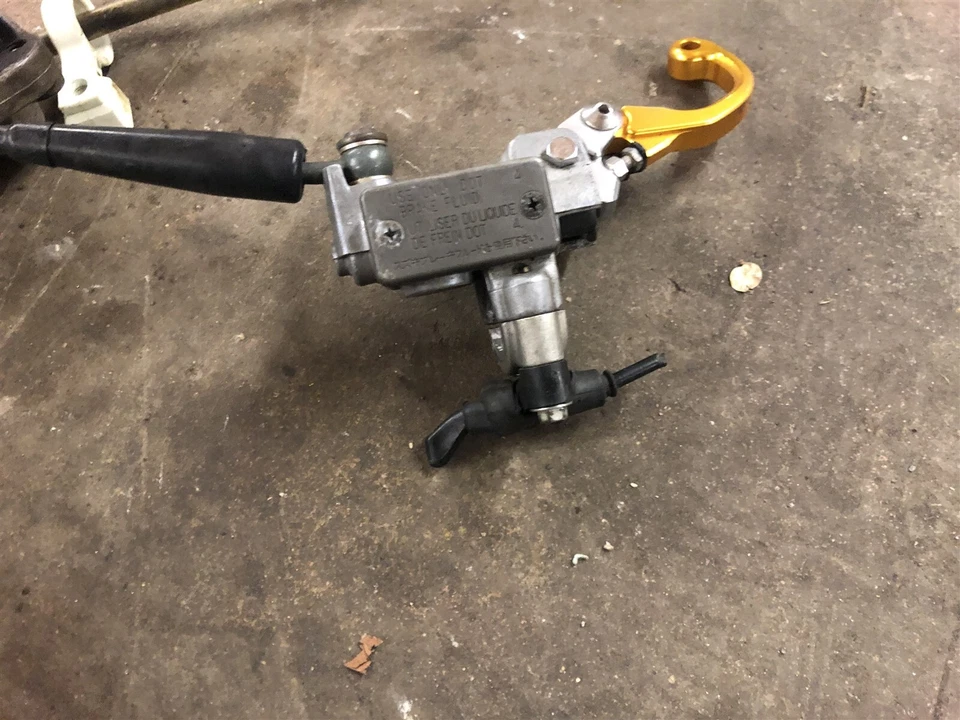 Pinza de cilindro maestro de freno delantero OEM Suzuki RMX450Z RMZ RMX450 RMX 450 05-20 Foto 2 de 3