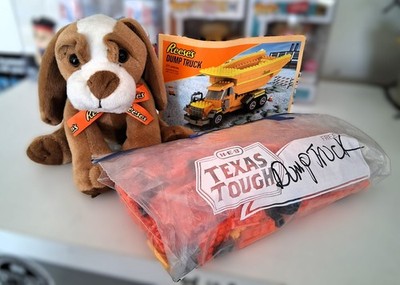 Hershey Reese s Peanut Butter Dump Truck Building Toy 2013 Retired & DOG PLUSH