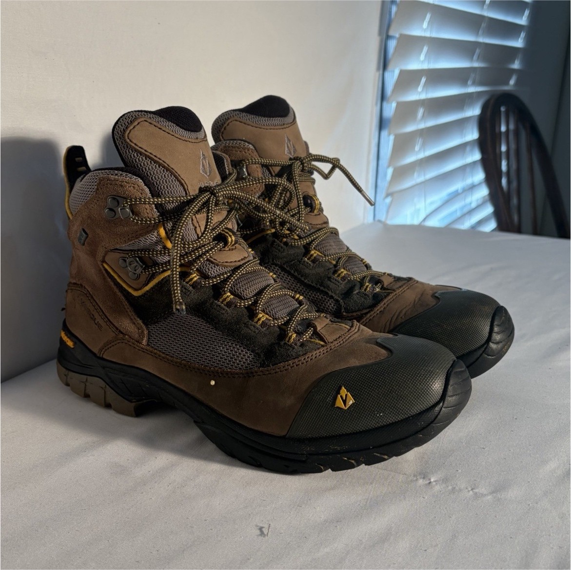's Hiking Boots Genuine Leather Vibram Sole Brown Size 10 Me