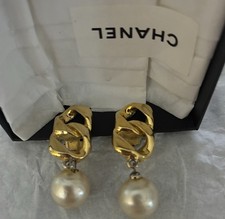 boucles d'oreilles chanel Vintage en Plaque or 18 Cts et Perle Véritable.