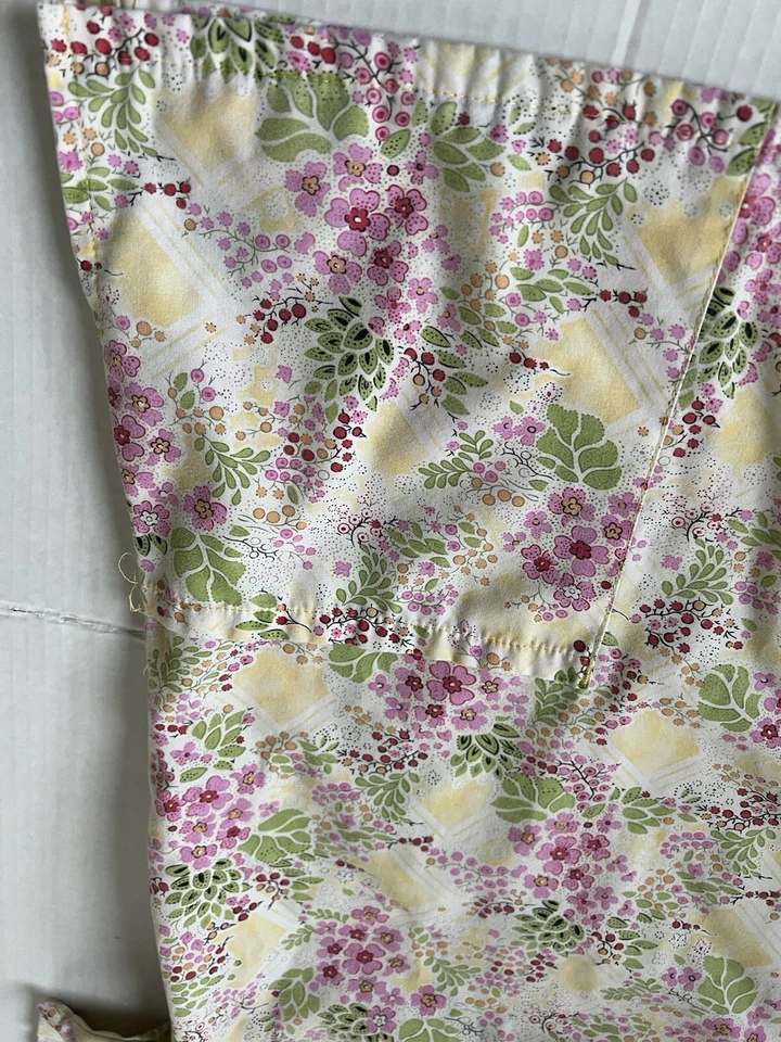 S B SCUBS FLOWERY PATTERN PRE OWNED SZ MEDIUM SCRUBS Nurse scrubs  - Image 2 of 4