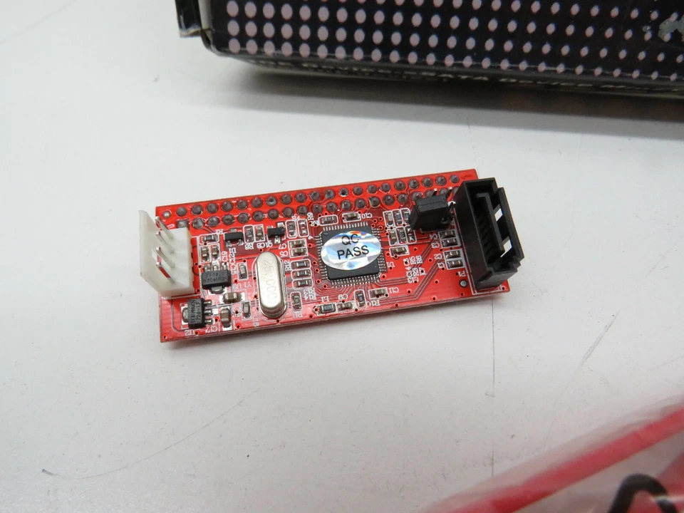 Sabrent SBT-SCIDE SATA to IDE Ultra ATA-100/133 Mini Converter Vertical Bridge - Image 2 of 4